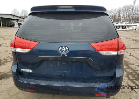 2011 Toyota Sienna z USA, uszkodzony, nr VIN 5TDZK3DC3BS133326
